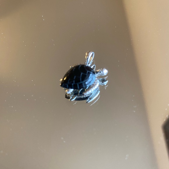 Maui Divers Jewelry Honu Collection Sea Turtle Pendant Charm - Picture 9 of 16